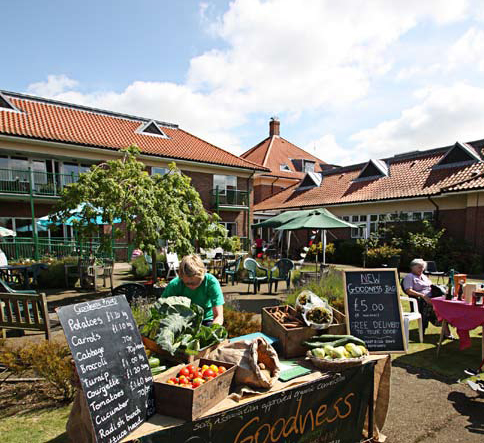 %22BRING AND BUY%22, mercatino rionale organizzato dagli anziani a Elmtree Mews, Inghilterra